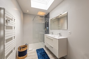 Hair dryer, towels - Ty Gard Thalvis - One Bedroom House, Sleeps 2 (Sibiril)