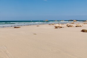 Una spiaggia nelle vicinanze
