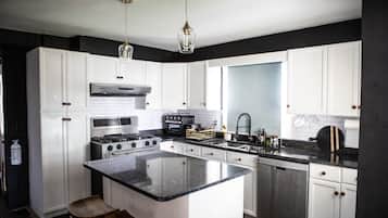 Køleskab, ovn, kogeplade, opvaskemaskine