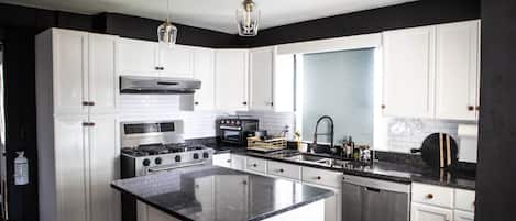 Fridge, oven, stovetop, dishwasher