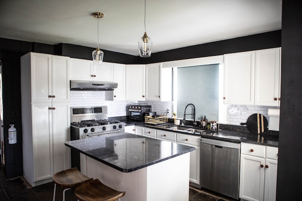 Een koelkast, een oven, een kookplaat, een vaatwasser