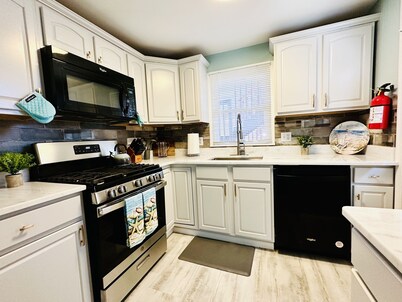 Newly Renovated 3BD/2BTH, 1 BLK to Beach
