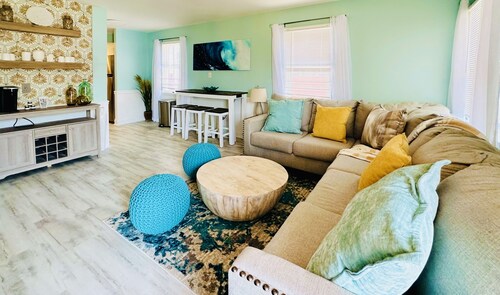 Newly Renovated 3BD/2BTH, 1 BLK to Beach