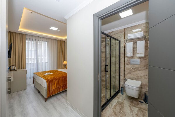 Enkeltrom – standard | Bad | Dusj, regndusjhode, hårføner og tøfler