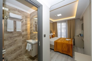 Dusche, Regendusche, Haartrockner, Hausschuhe