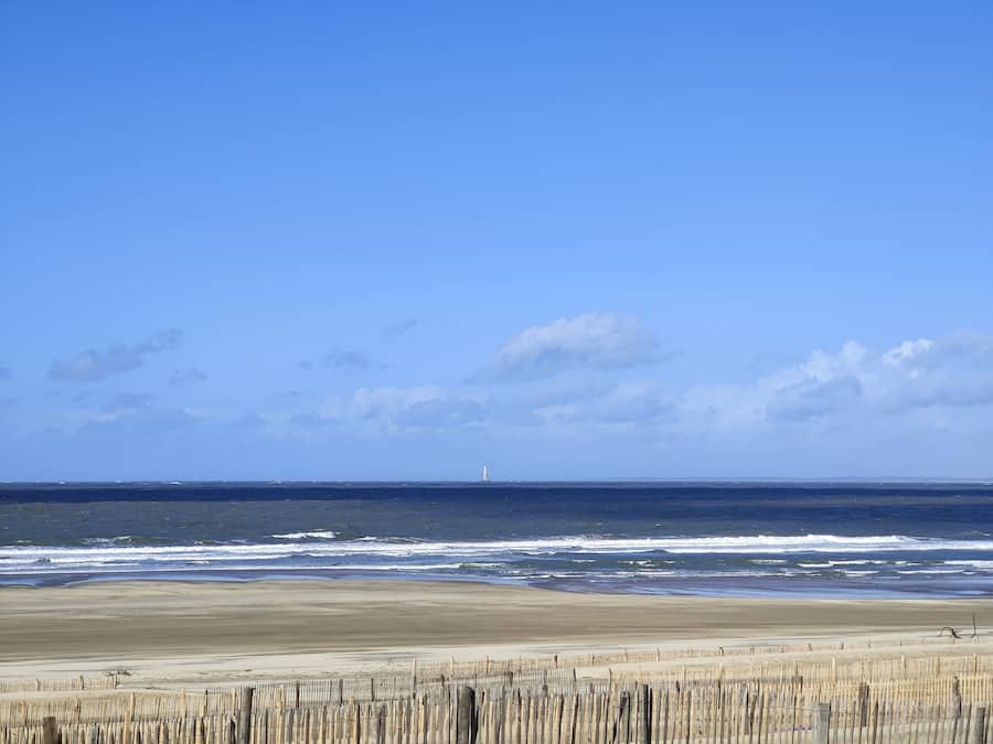 Vlak bij het strand, wit zand, een strandbar