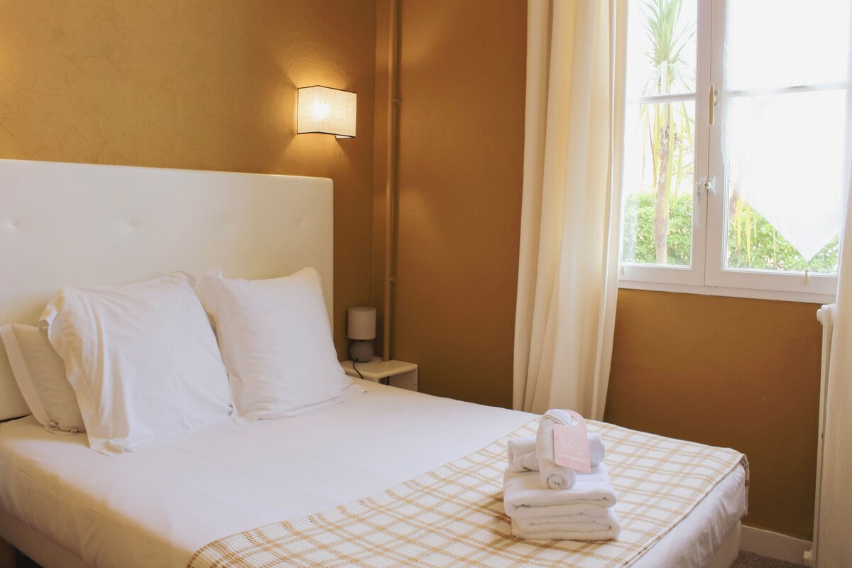 Superior Triple Room, Balcony, Partial Ocean View | Desk, laptop workspace, WiFi (free), bed sheets