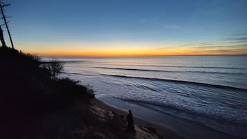 In Strandnähe, weißer Sandstrand, Strandbar