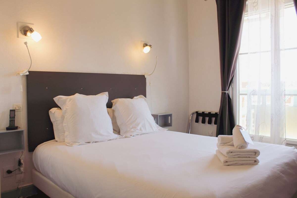 Superior Room | Desk, laptop workspace, WiFi (free), bed sheets