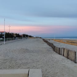 Una playa cerca, arena blanca, bar en la playa