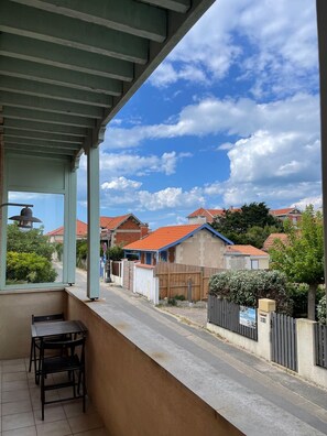 Superior Triple Room, Balcony, Partial Ocean View | Balcony - Hôtel Michelet Plage (Soulac-sur-Mer)