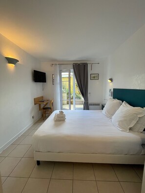 Chambre Négade | Desk, laptop workspace, free WiFi, bed sheets - Hôtel Michelet Plage (Soulac-sur-Mer)