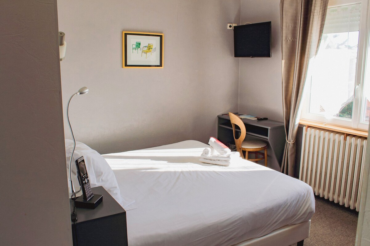 Comfort Room | Desk, laptop workspace, WiFi (free), bed sheets
