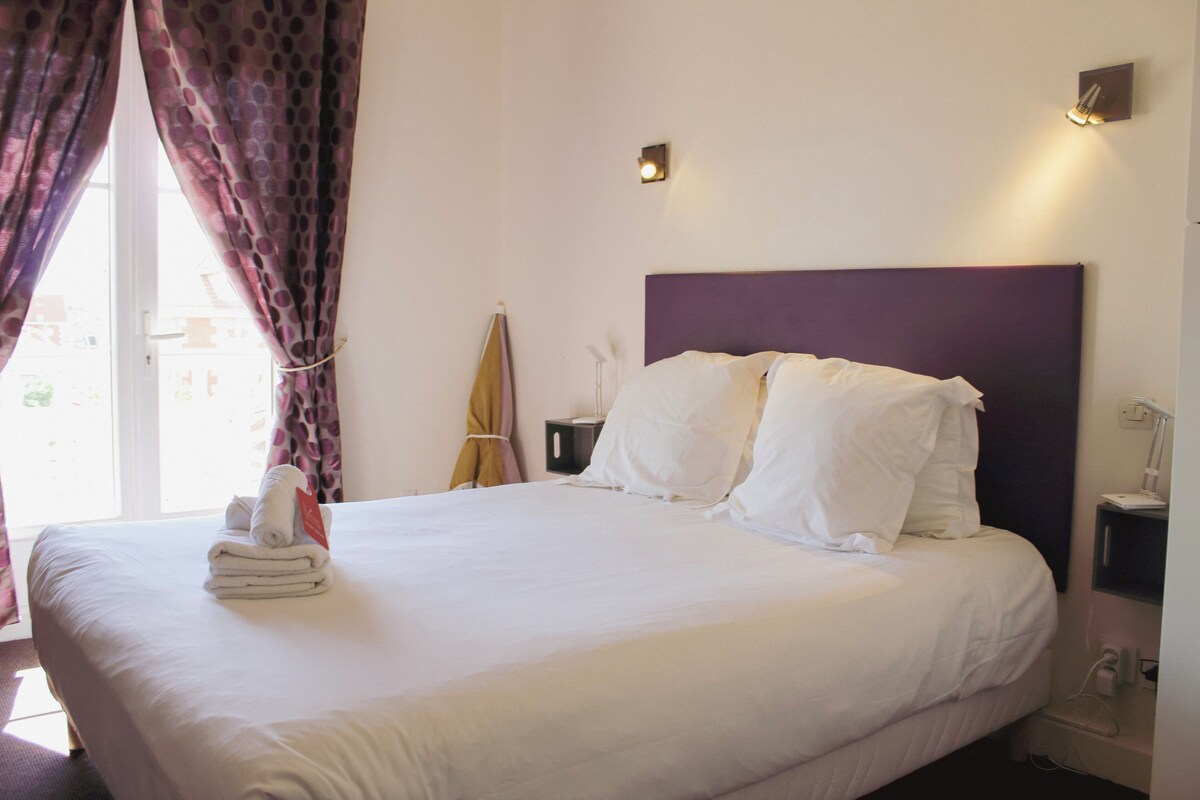 Superior Room, Balcony, City View | Desk, laptop workspace, WiFi (free), bed sheets
