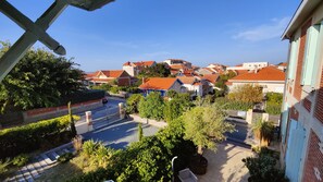 Familien-Vierbettzimmer, eingeschränkter Meerblick | Ausblick vom Zimmer