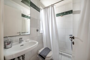 Dusche, Haartrockner, Bidet, Handtücher