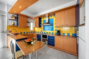 Fridge, oven, stovetop, coffee/tea maker