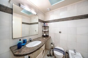 Ducha, secador de pelo, bidé y toallas