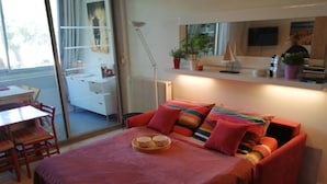 Un dormitorio moderno con una cama, un escritorio y una silla.