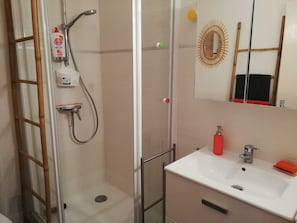 Een douche, een haardroger, handdoeken, zeep