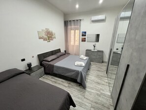 2 bedrooms, desk, iron/ironing board, free WiFi - The Nicole's house (Napoli)