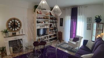 Smart TV, books, stereo