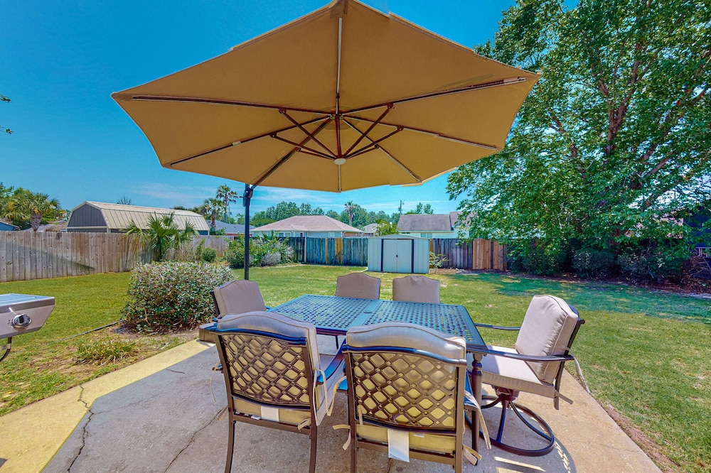 Sunny home near the beach with patio, grill, washer/dryer, central AC, & WiFi