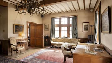 Villa exclusiva, varias habitaciones | Área de sala de estar