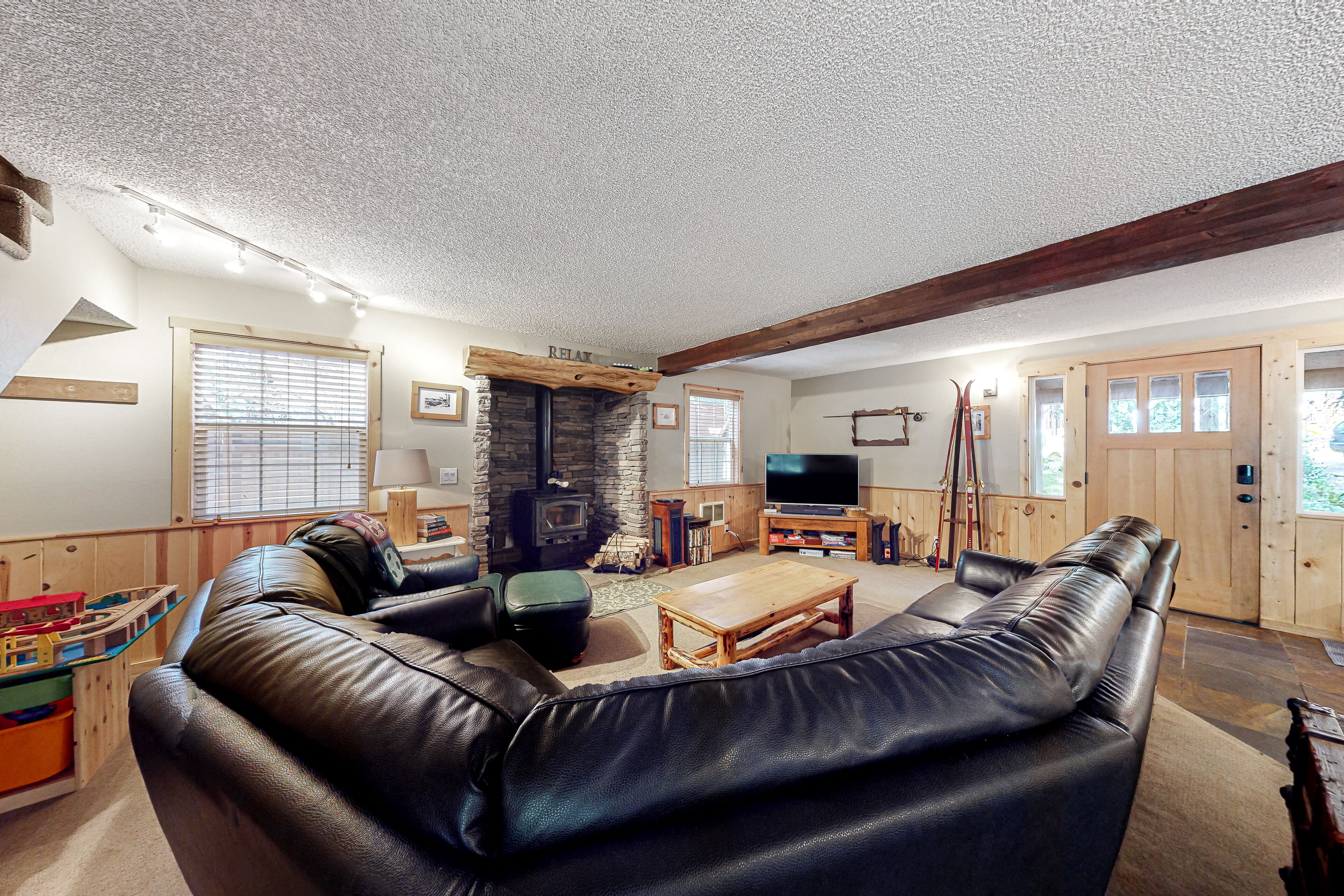 Dog-friendly cabin with a hot tub, wood stove, board games, grill, and W/D