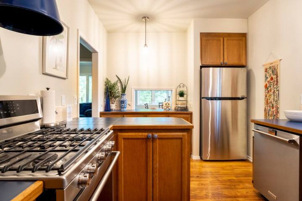 Magical Private House in Forest w/Hot Tub. Near Wineries!