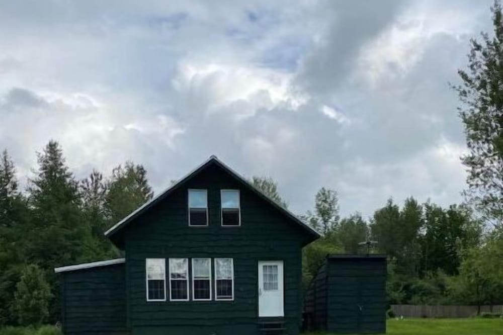 Forest Side Solar Powered Cabin with Nature Trails