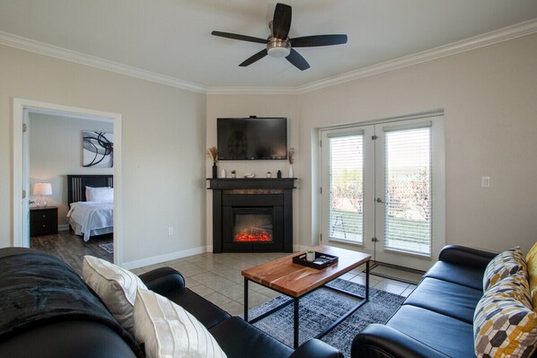 Una Smart TV, una chimenea