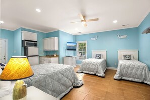 6 bedrooms, free WiFi, bed sheets - Antigua Blue - Private Pool - Walk to Beach - 6BR/7BA (North Myrtle Beach)