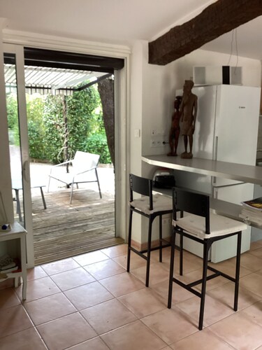 Studio  avec terrasse et pergola dans propriété calme et sécurisée