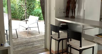 Studio avec terrasse et pergola dans propriété calme et sécurisée