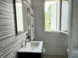 Doccia, bidet, asciugamani