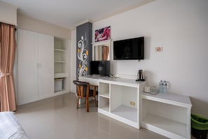 In-room safe, desk, soundproofing, free WiFi - Santi White House Patong Hotel (Patong)