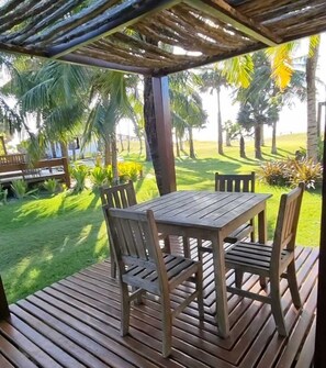 Bangalô Coqueiro | Living area | 38-inch Smart TV with cable channels, TV