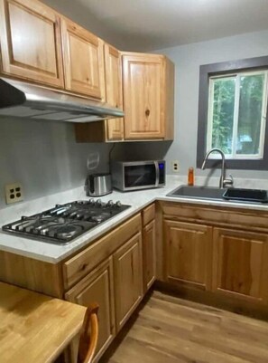 Microondas, placa de cocina, cafetera o tetera y tostadora