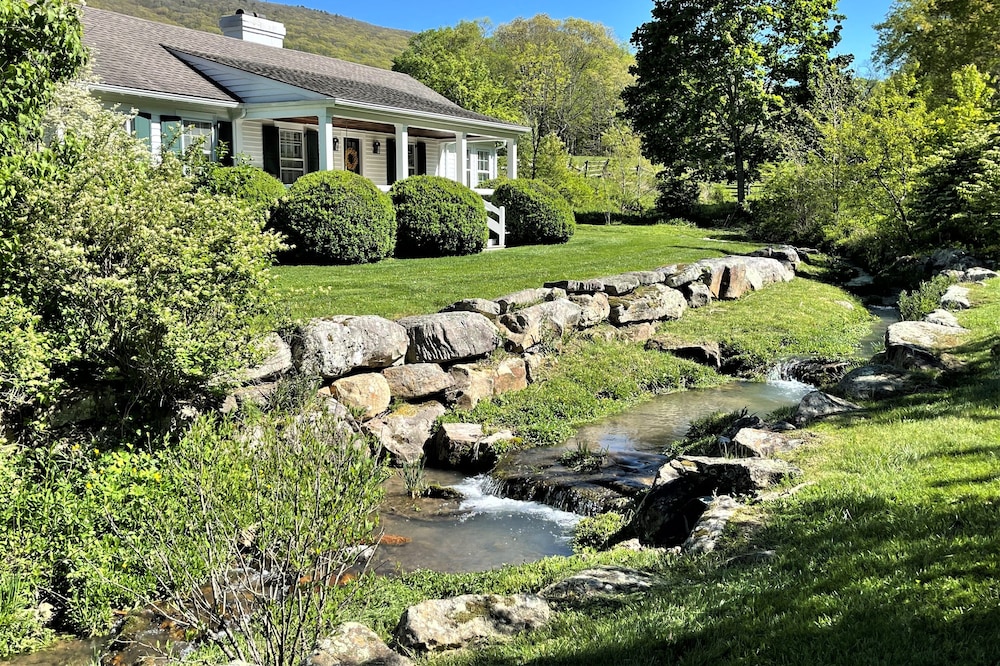 Katydid Cottage, Tucked in the heart of Warm Springs with Pastoral Views and a Year Round Stream Flo