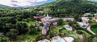 Katydid Cottage, Tucked in the heart of Warm Springs with Pastoral Views and a Year Round Stream Flo