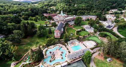 Katydid Cottage, Tucked in the heart of Warm Springs with Pastoral Views and a Year Round Stream Flo