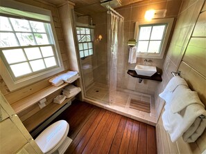 Bathtub, towels