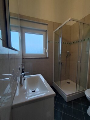 Dusj, hårføner, håndklær og såpe