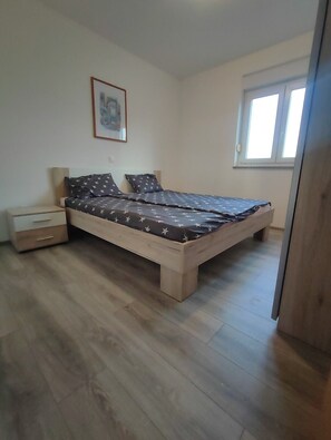 2 bedrooms, WiFi, bed sheets
