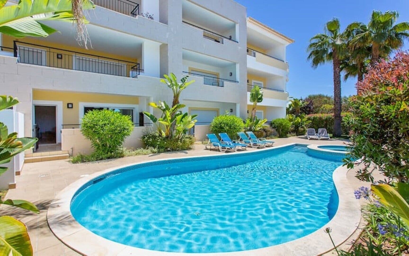 2 bed Flat Next to the Beach