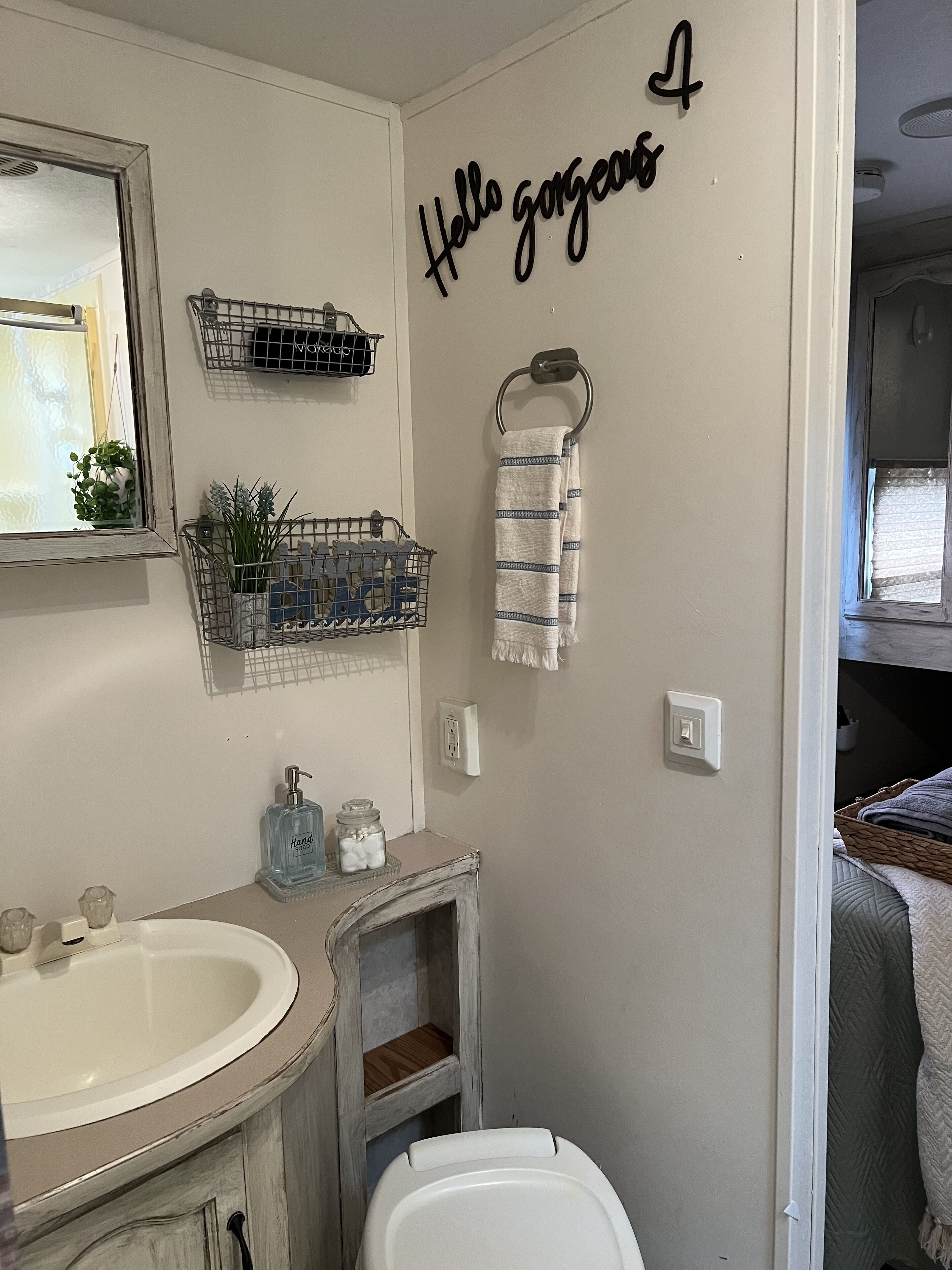 Retreat by the Creek, 2m from Whitewater, Hot tub, fire pit, River access!