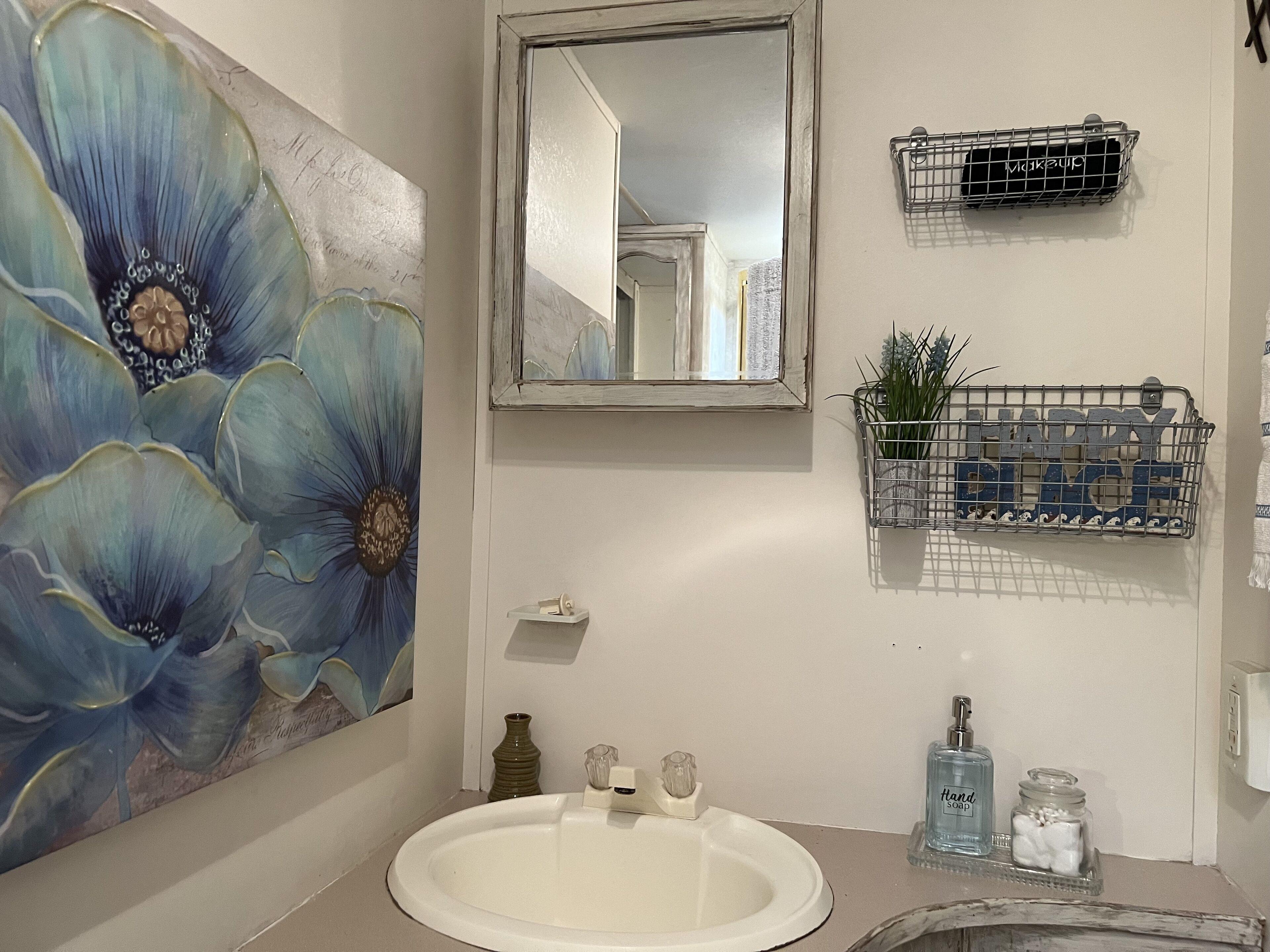 Retreat by the Creek, 2m from Whitewater, Hot tub, fire pit, River access!