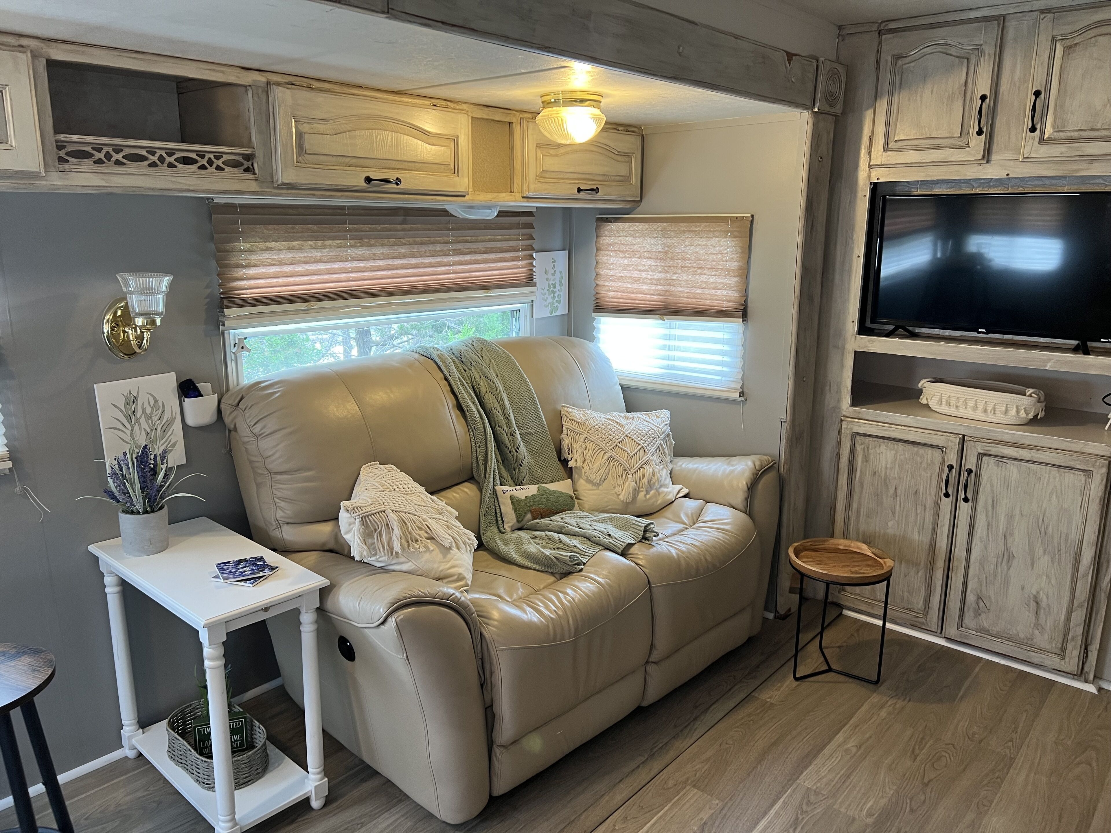 Retreat by the Creek, 2m from Whitewater, Hot tub, fire pit, River access!