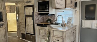 Retreat by the Creek, 2m from Whitewater, Hot tub, fire pit, River access!